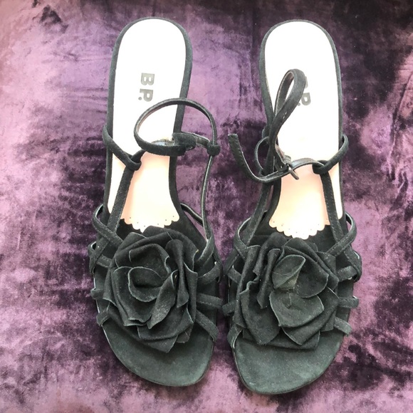 3/$20 - Black suede strappy slings back sandal - Picture 2 of 5